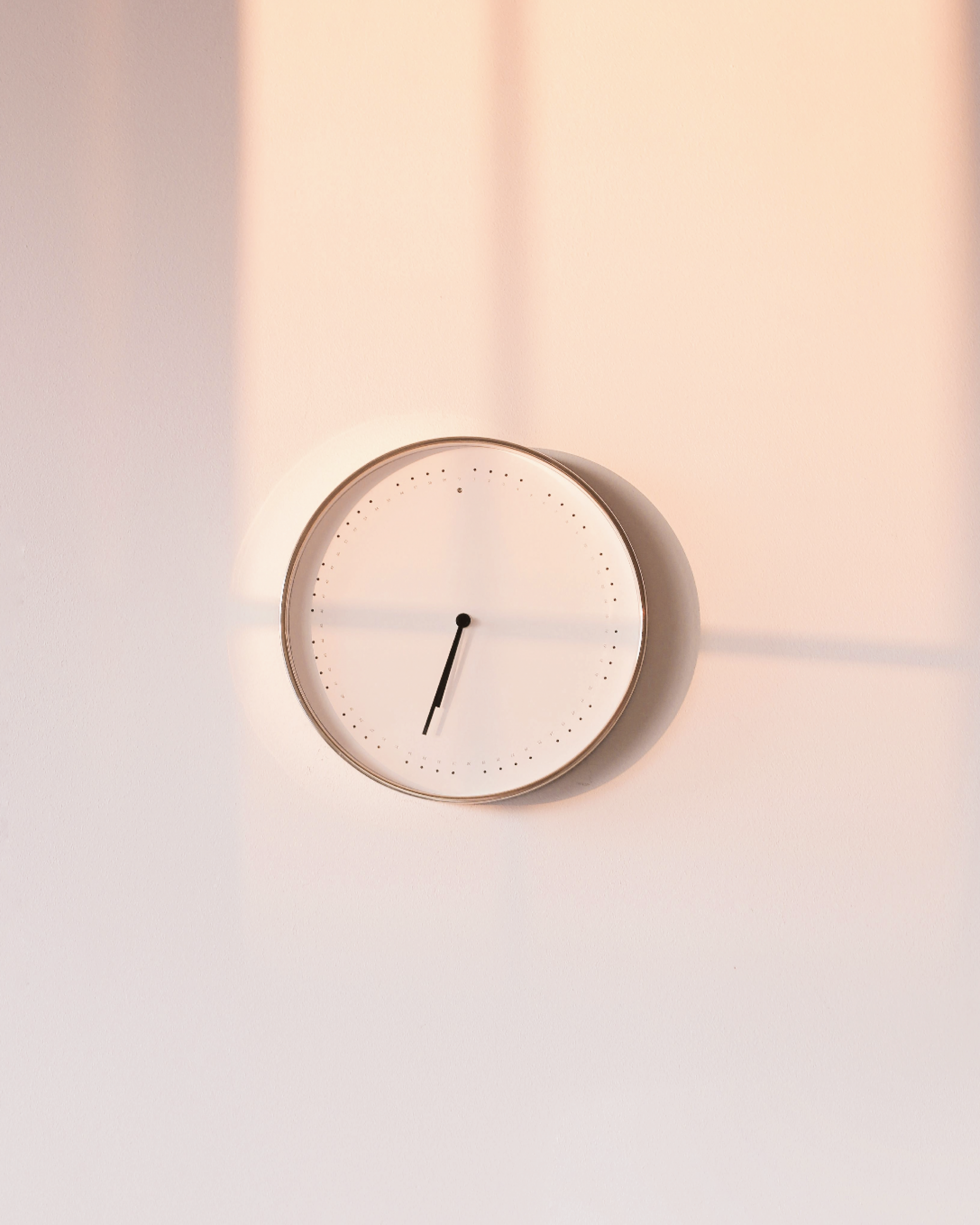 Une photographie d'horloge sur un mur illustrant le service de secrétariat externalisé : facturation et relance client