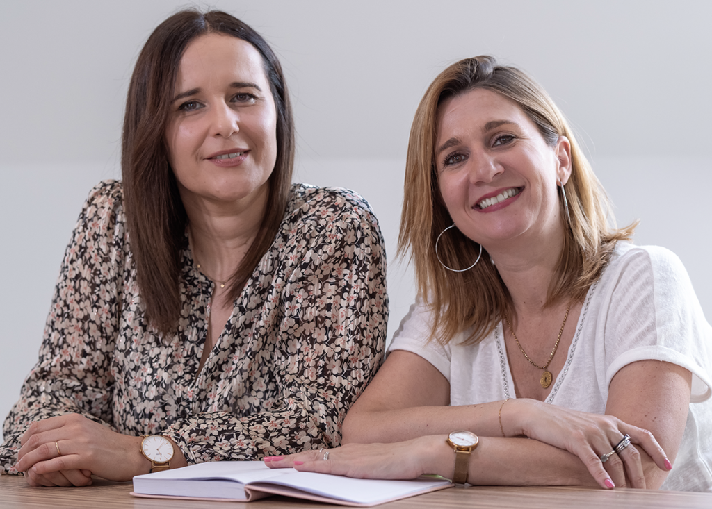 Portraits de la fondatrice de OHSE Odile Havet et de sa collaboratrice Aurélie Garnier à l'écoute de vos besoins de secrétariat externalisé.